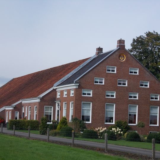 Oldambster boerderij met ingang terzijde en drie series zaadzoldervensters