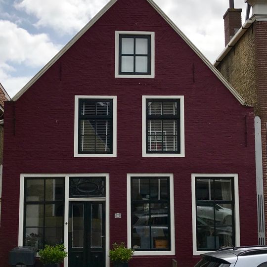 Pandje onder zadeldak tegen puntgevel