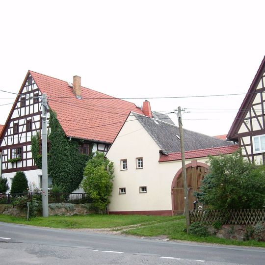 Wohnstallhaus und zwei Seitengebäude eines Dreiseithofes und Torbogen Alte Straße 6