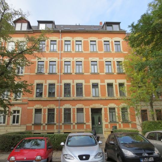 Mietshaus in geschlossener Bebauung mit Vorgarten Altendorfer Straße 20