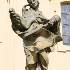 Socha svatého Řehoře na ohradní zdi kostela v Lysé nad Labem