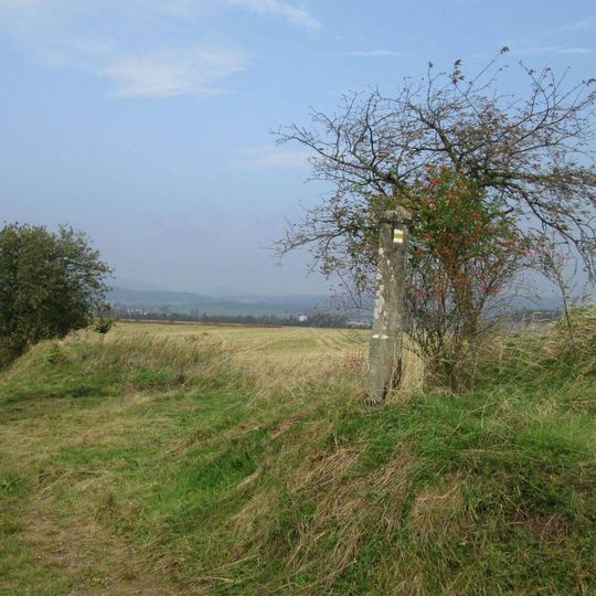 Kříž u polní cesty nad Kydlinkami