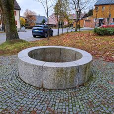 Kašna v západní části náměstí v Božím Daru