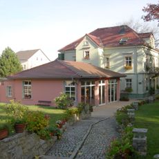 Villa mit Gartenhaus, Garten mit Gedenkbaum, Gedenkstein und Brunnen (Gartendenkmal) sowie Einfriedungsmauer Poststraße 17