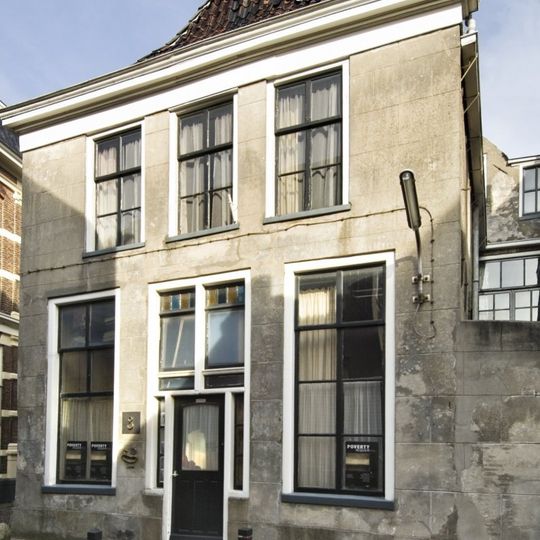 Eenvoudig hoekpand onder zadeldak en aan voorzijde gekuifd schild