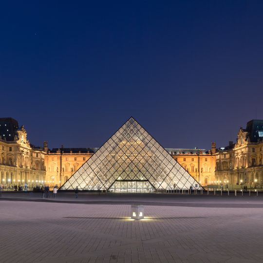 Piramide van het Louvre