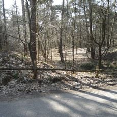 Terrein waarin de overblijfselen van een grafveld, urnenveld en aarden wal