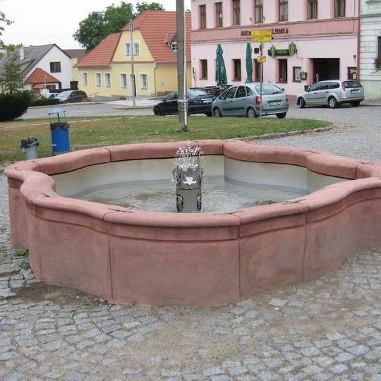 Barokní kašna na náměstí v Čechticích