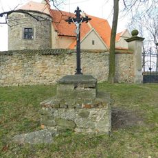 Kříž u kostela svatého Jiří v Hradešíně