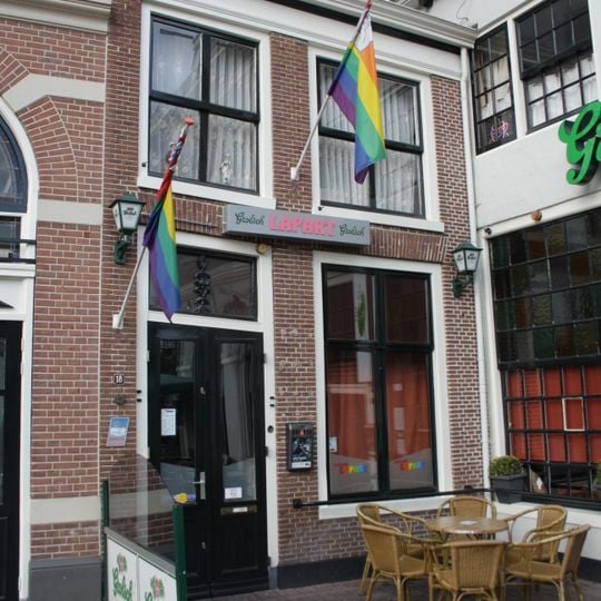 Eenvoudig gepleisterd huisje met kleine roedenverdeling in de vensters