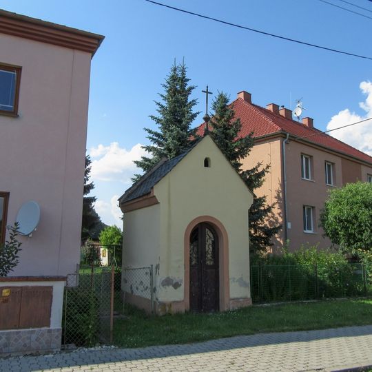 Kaplička v Mladči u hlavní silnice