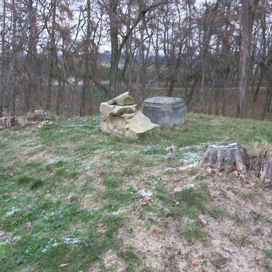 Rozvalený podstavec ulomeného kříže západně od Břízy