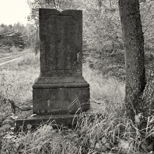 Podstavec vylomeného kříže na rozcestí v osadě Panenská