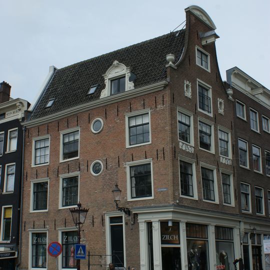 Hoekhuis met ingezwenkte halsgevel