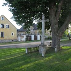 Kříž v Horní Jadruži na návsi