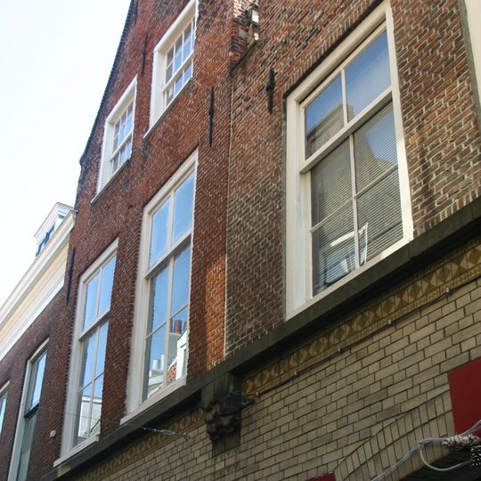 Pand met tuitgevel, onderpui verbouwd