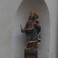 Soška Madony na rohu domu Sládkova 113 v Kadani