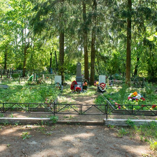 Братская могила советских воинов, погибших в борьбе с фашистами