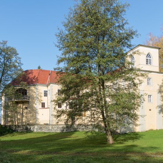 Palace and park in Trzebieszowice