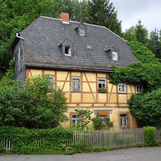 Wohnhaus in offener Bebauung mit Hinterhaus, Garten und Staketenzaun Adelsbergstraße 269