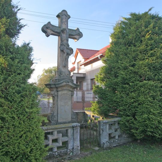 Krucifix s kamenným ohrazením