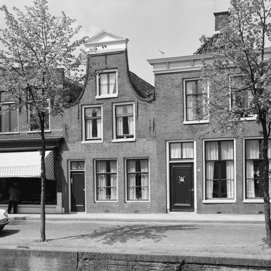 Eenvoudig woonhuis met rechte kroonlijst en zesruitsvensters