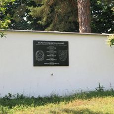 Pomník-deska padlým italským vojákům na hřbitovní zdi v Odolena Vodě