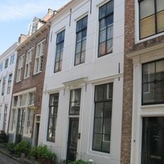 Huis met gecementeerde rechte gevel, muurankers