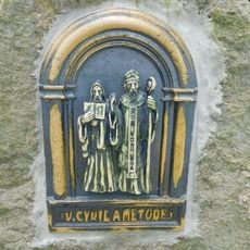 Reliéf svatých Cyrila a Metoděje na Cestě českých svatých u Petrohradu