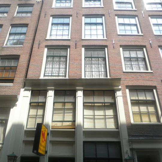 Huis met gevel onder gezamenlijke rechte lijst met nr 37