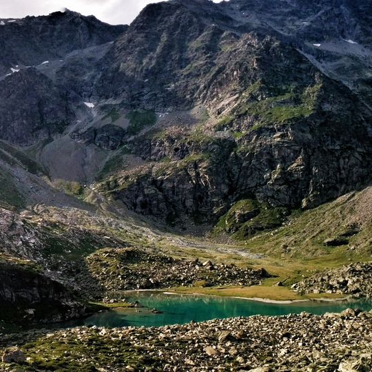 Ambienti calcarei d'alta quota attorno al lago Tsan
