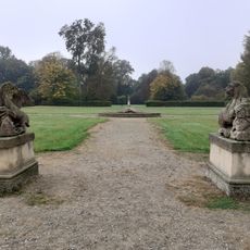 Sochy lva a gryfa v zámeckém parku v Liběchově