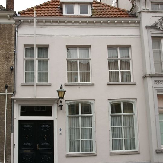 Pand met rechte gepleisterde gevel