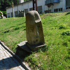 Socha v areálu Akademie u Lipnice nad Sázavou