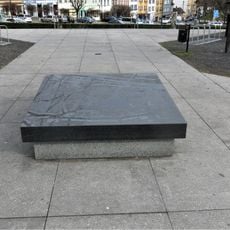 Kamenná plastika s plánem města na Karlově náměstí v Roudnici nad Labem