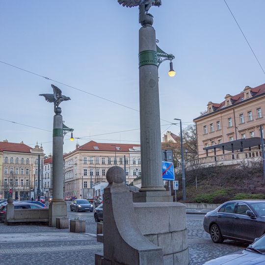 Sloupy s orly přes spořitelnou ve Vršovicích