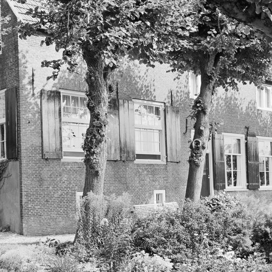 Boerderij met links een opkamer