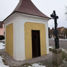 Kříž před kaplí v Komárově