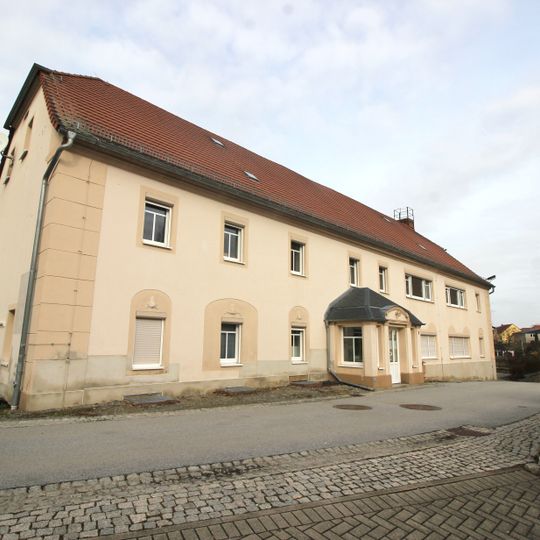 Herrenhaus und Wirtschaftsgebäude des ehemaligen Rittergutes Oberweg 2, 9