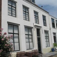 Huis met gecementeerde rechte gevel