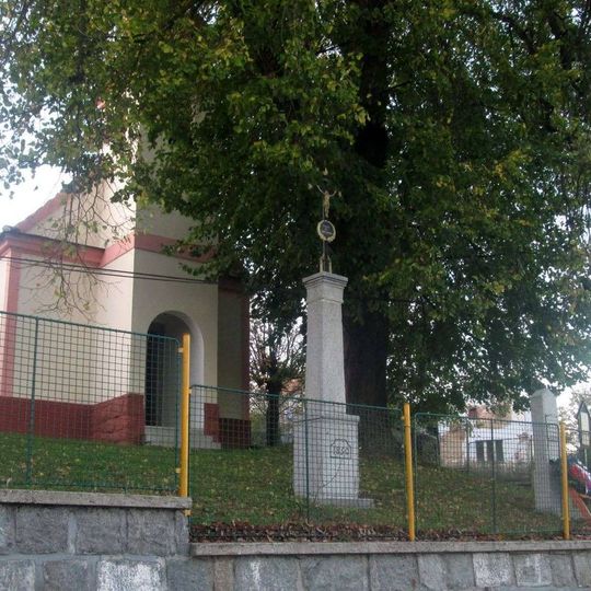 Kříž u kaple v Chloumku