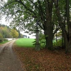 Kříž východně od Bezděkova u rozcestí