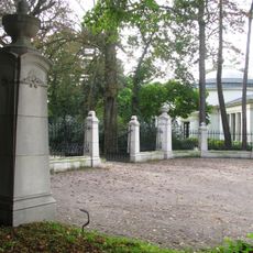 Monumentaal hek binnenplein