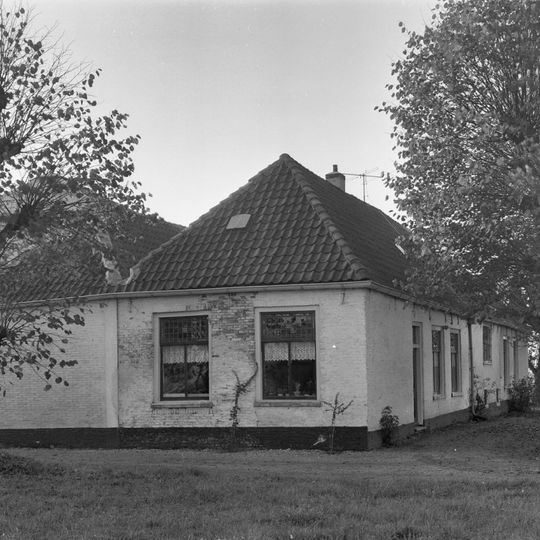 Lage boerderij-achtige hofstede, oude roedenverdeling