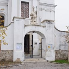Friedhofsportal mit Figur hl. Martin, Umfassungsmauer und 3 Grabdenkmälern
