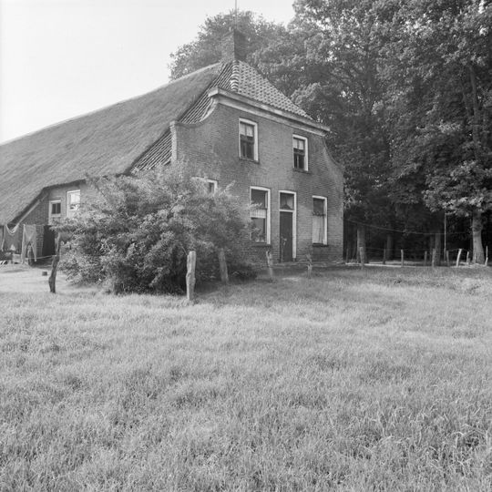 Dwarsdeelboerderij onder aan voor- en achterzijde afgewolfd zadeldak