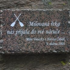 Pamětní deska obětem vodáctví na Divoké Orlici