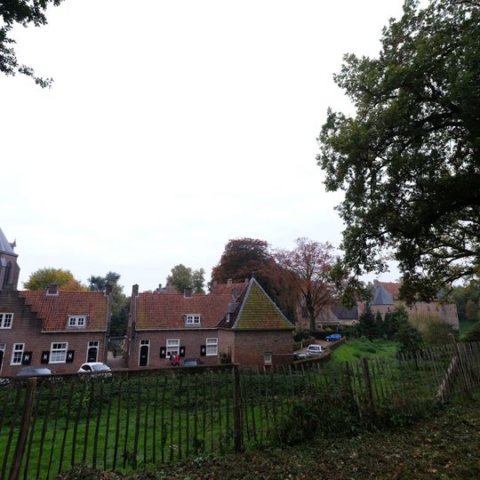 Wachthuis van de omwalling, herbouwd op de oude grondslagen. Tentdak
