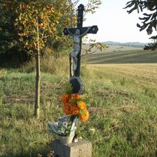 Kříž u křižovatky u cesty na Sádek