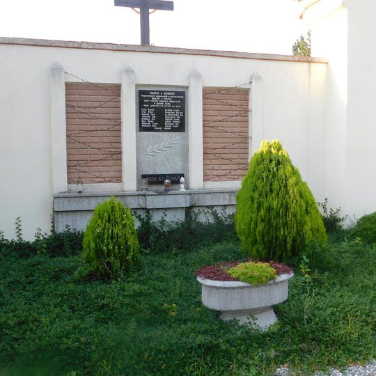 Pomník obětem 2. světové války na hřbitově ve Slavkově u Brna